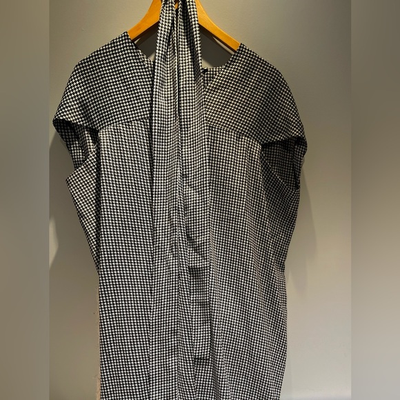 Club Monaco Dress-  black and white geometric silk dress, - Picture 5 of 5